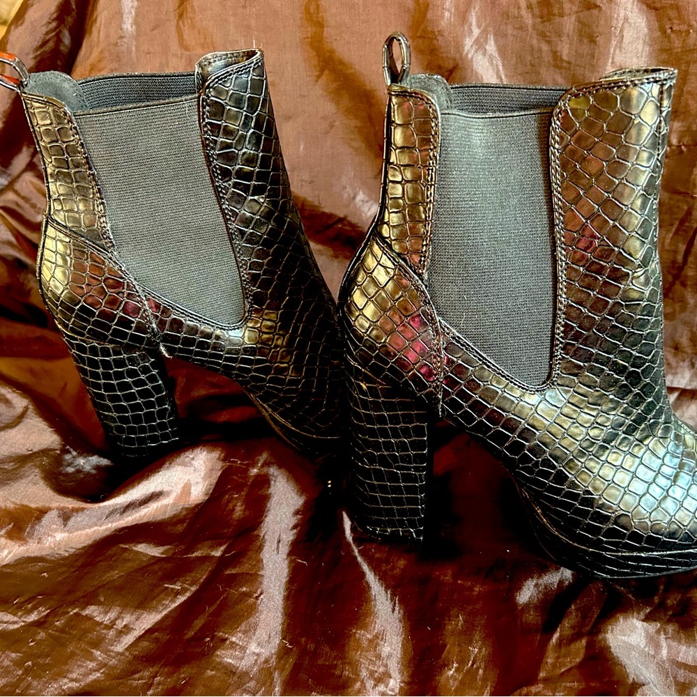 Elegant Black Crocodile Pattern Ankle Boots